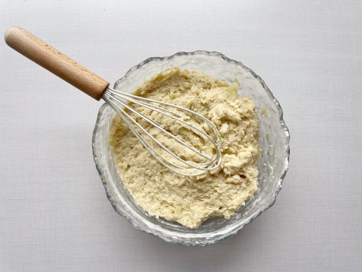 Farinha sendo adicionada aos poucos à massa.