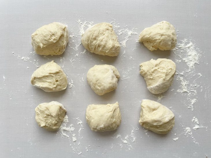 Massa dividida em nove porções.