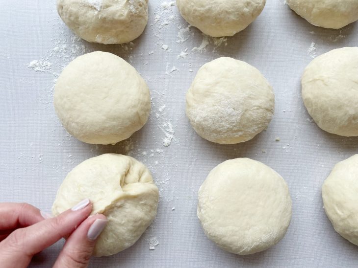 Porções de massa fechadas.