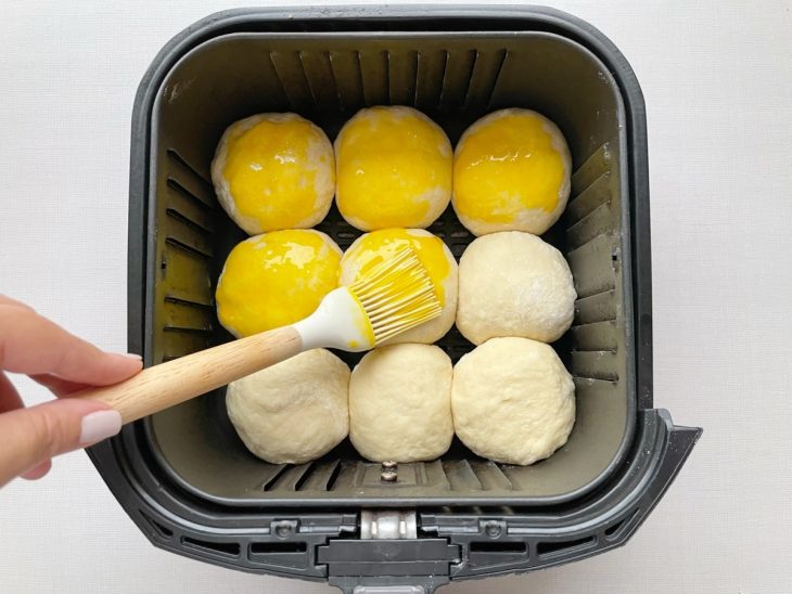 Bolinhas modeladas e acomodadas na air fryer.