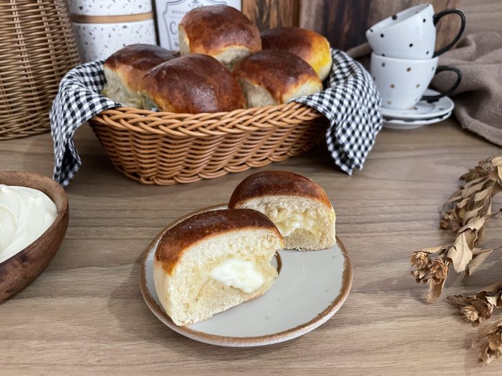 Pão de batata na air fryer servido no prato.