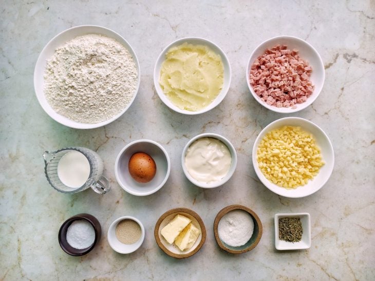Ingredientes reunidos na bancada.