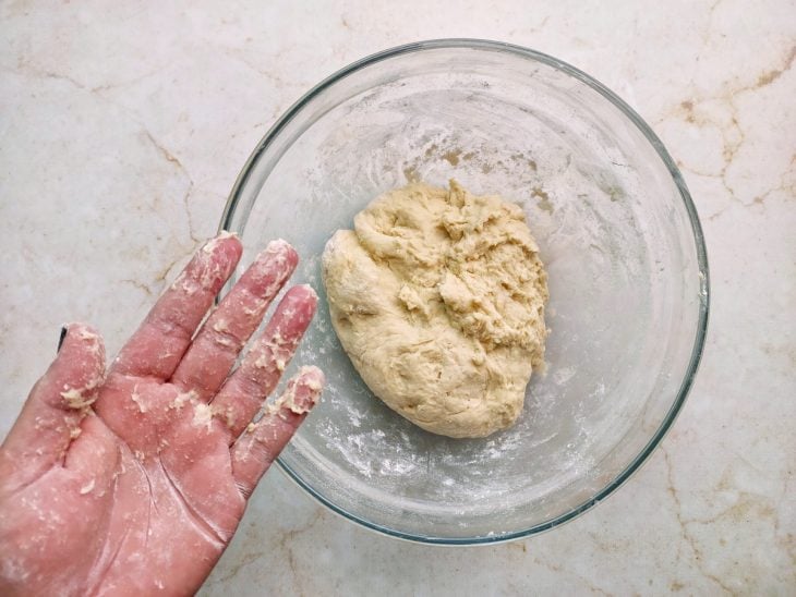 Mistura do liquidificador misturada com farinha tigela.