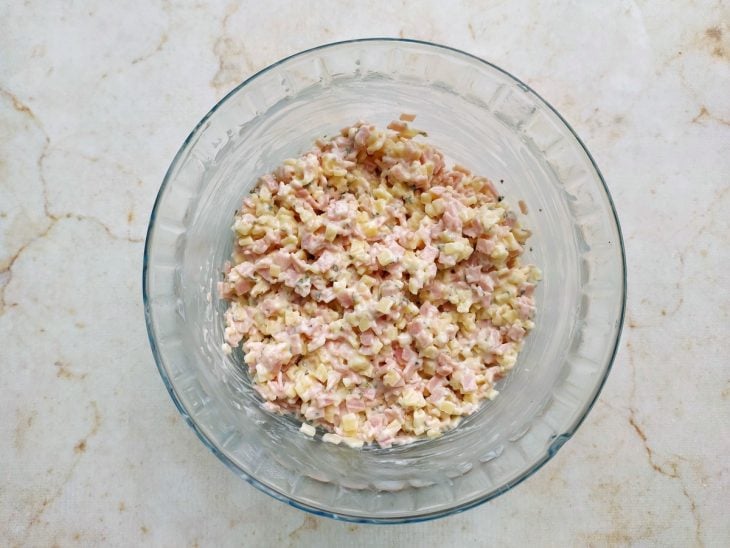 Ingredientes do recheio misturados numa tigela.