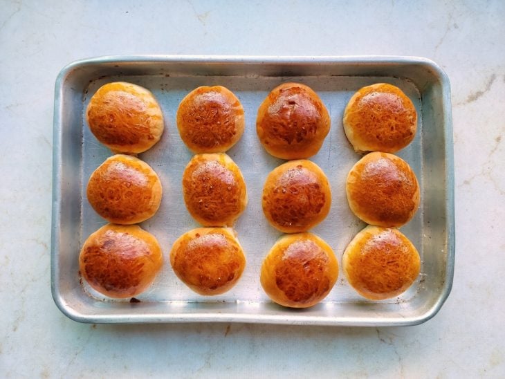Pãezinhos assados saídos do forno.