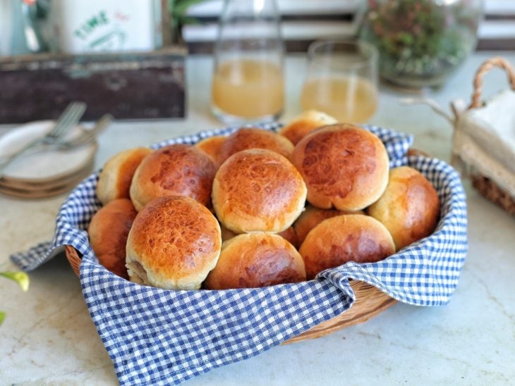 Pães prontos e servidos em cestinha.