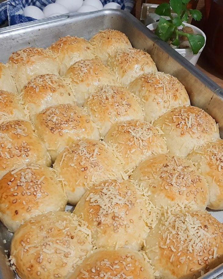 Pão de batata recheado com frango e requeijão