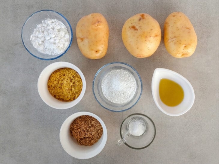 Ingredientes separados e organizados sobre a bancada para iniciar o preparo.