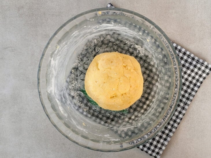 Massa homogênea sendo misturada em uma tigela enquanto o forno é preaquecido.