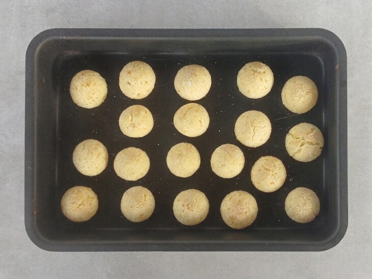 Pães de beijo assando até ficarem levemente dourados.