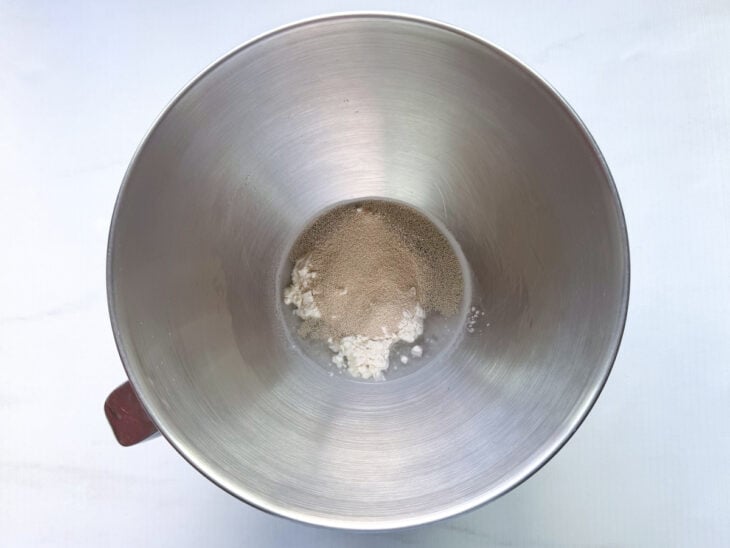 Fermento biológico, farinha e água sendo misturados até formar um mingau para ativação.