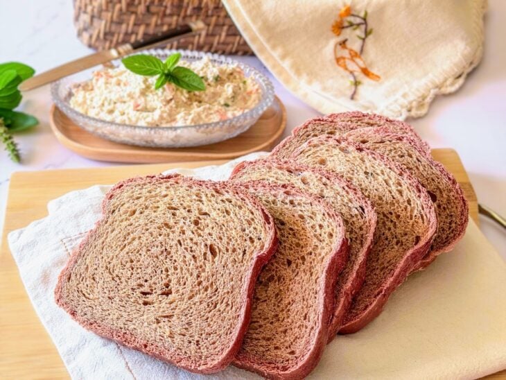 Pão de beterraba servido.
