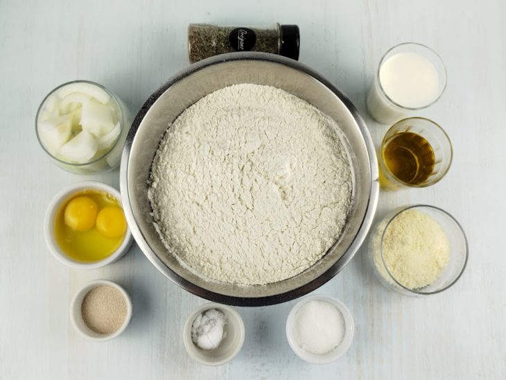 Ingredientes organizados em potes sobre a bancada.