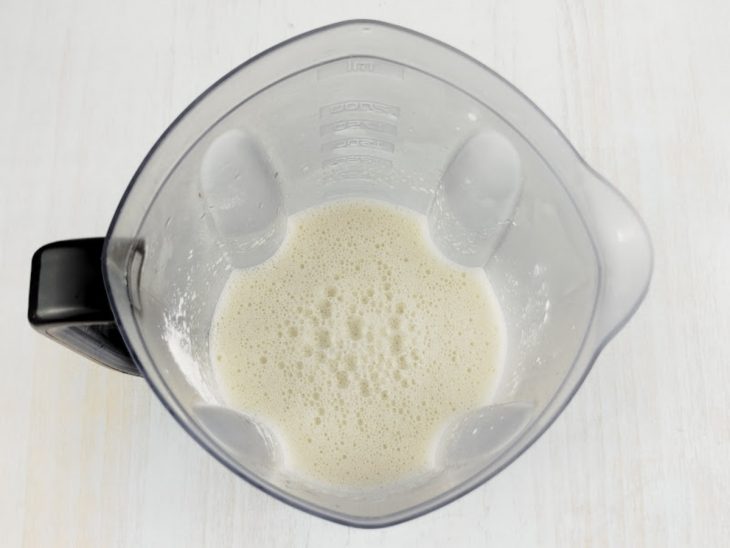 Cebola, leite, ovos, óleo, açúcar e fermento batidos no liquidificador.