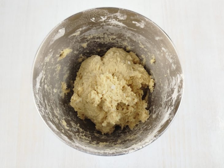 Mistura com farinha de trigo, formando uma massa.