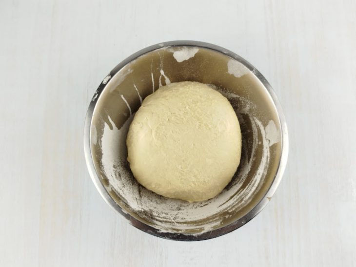 Massa de pão na tigela.