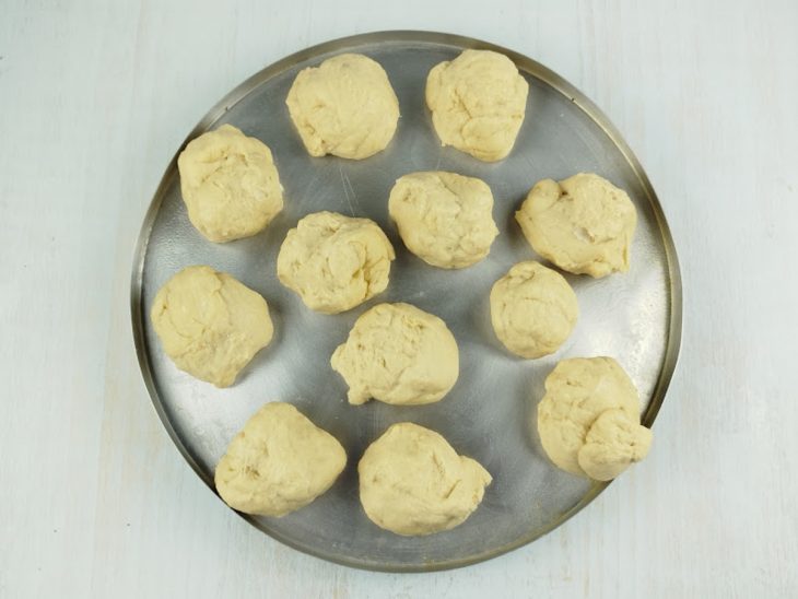 Massa de pão dividida em porções menores.