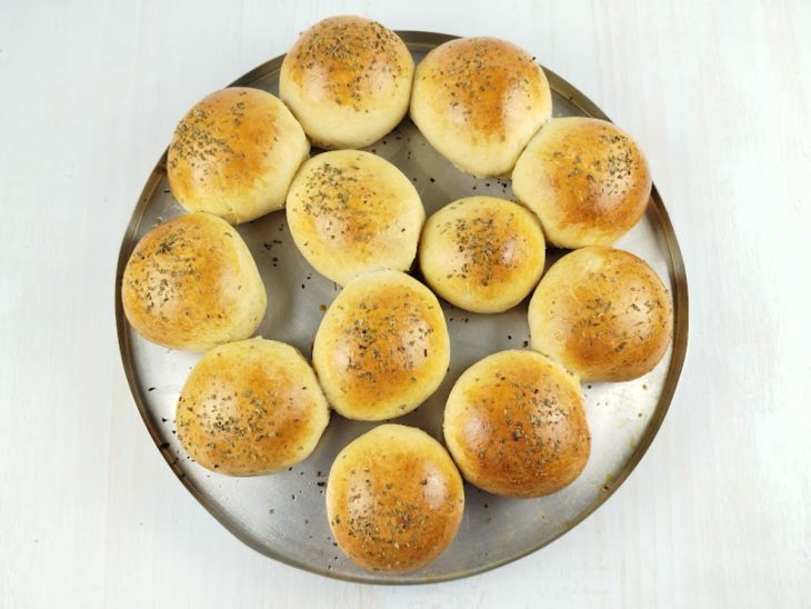 Pão de cebola assado na forma.