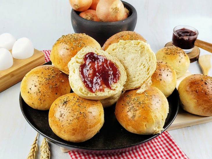 Pão de cebola servido com geleia.