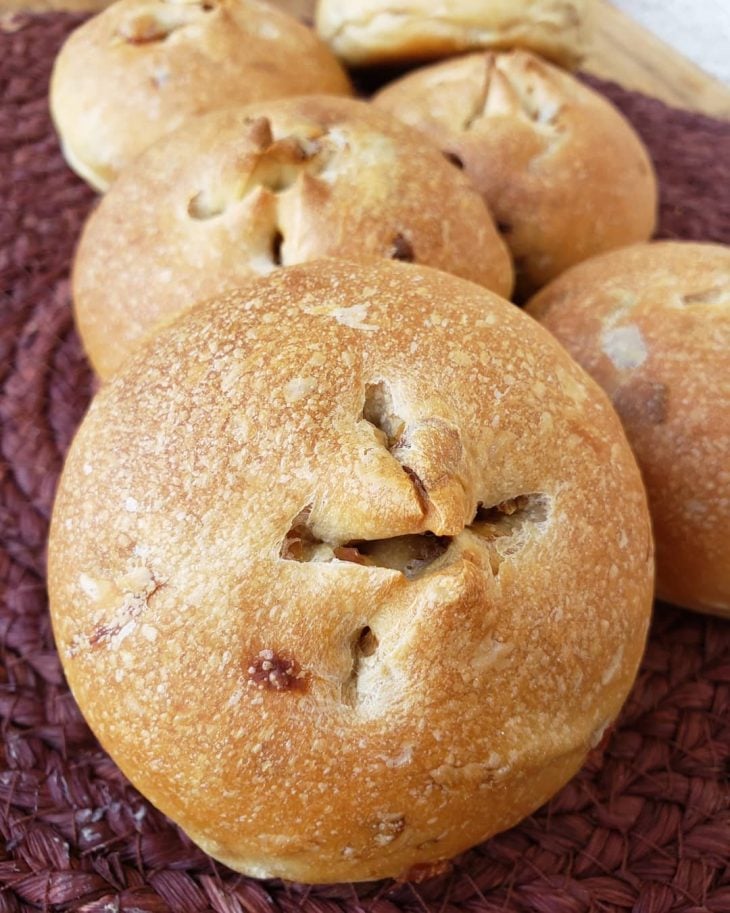 Pão de cebola caramelizada