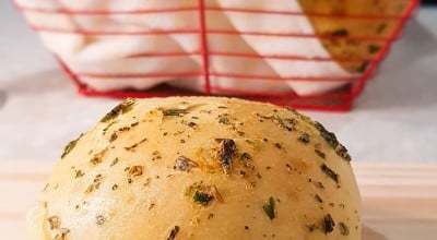 Pão de cebola com presunto e mussarela