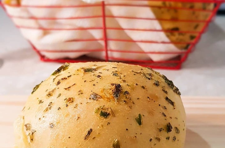 Pão de cebola com presunto e mussarela