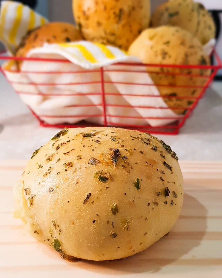 Pão de cebola com presunto e mussarela