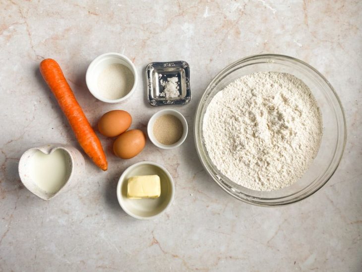 Ingredientes separados sobre a bancada.