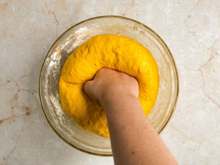 Massa do pão de cenoura sendo sovada.