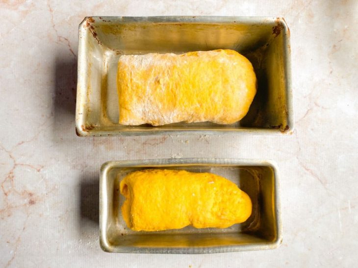 Pão de cenoura na assadeira untada.