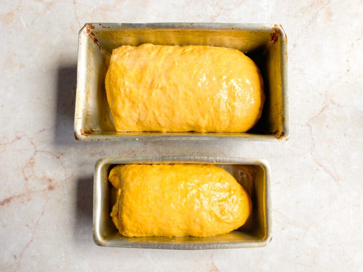 Pão de cenoura na assadeira.