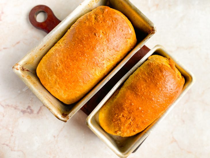 Pão de cenoura dourado na assadeira.
