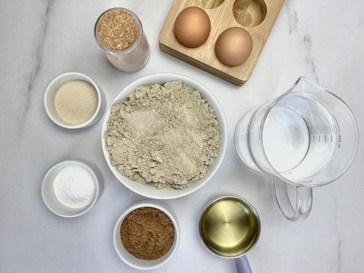 ingredientes reunidos para fazer pão de farinha de banana verde