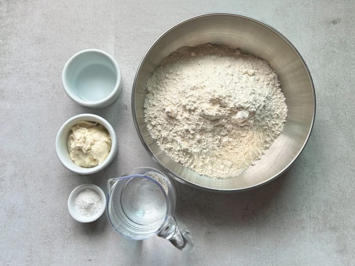 Ingredientes para o pão de fermentação natural.