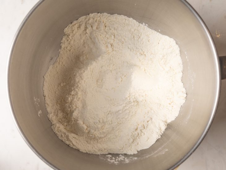 Ingredientes secos misturados numa tigela.