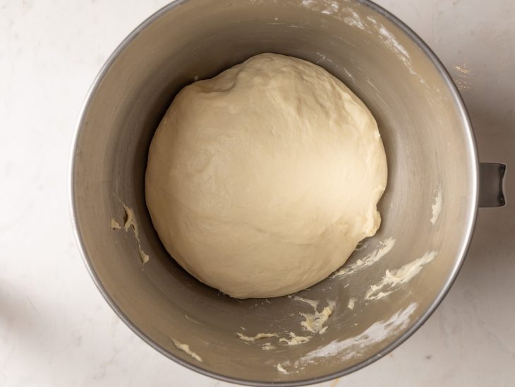 Massa fermentada na tigela após tempo coberta.
