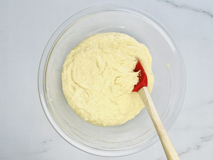 Mistura incorporada com farinha de trigo na tigela de vidro.