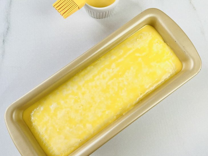 Superfície pincelada com ovo batido com leite.