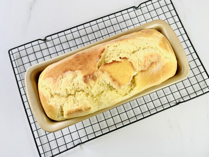 Pão assado na forma.