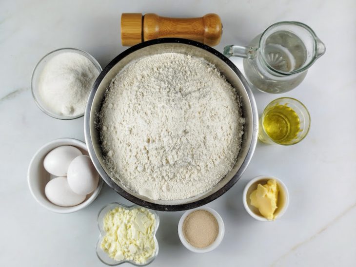 Ingredientes para a receita reunidos em uma bancada.