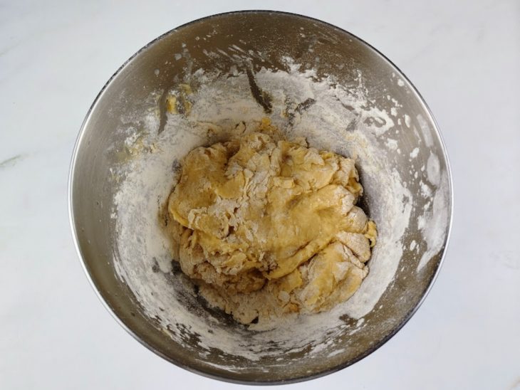 Farinha de trigo adicionada na tigela.