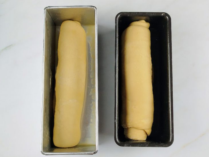 Massas enroladas e colocadas em assadeiras.