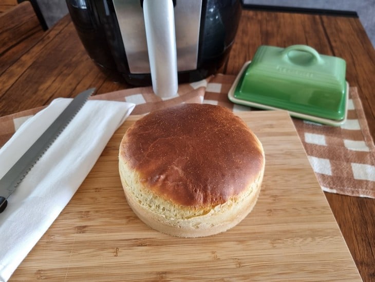 Um pão de forma pronto e desenformado.