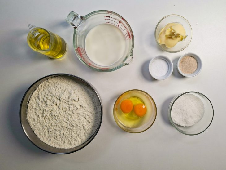 Ingredientes organizados sobre a bancada.