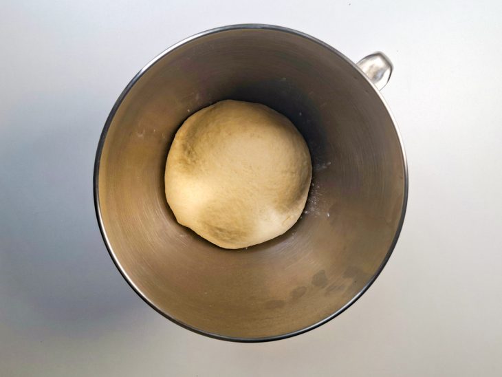 Massa sendo batida na batedeira até ficar homogênea.