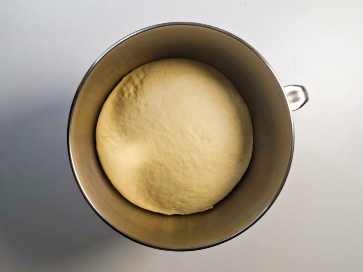 Massa descansando e crescendo dentro da tigela.
