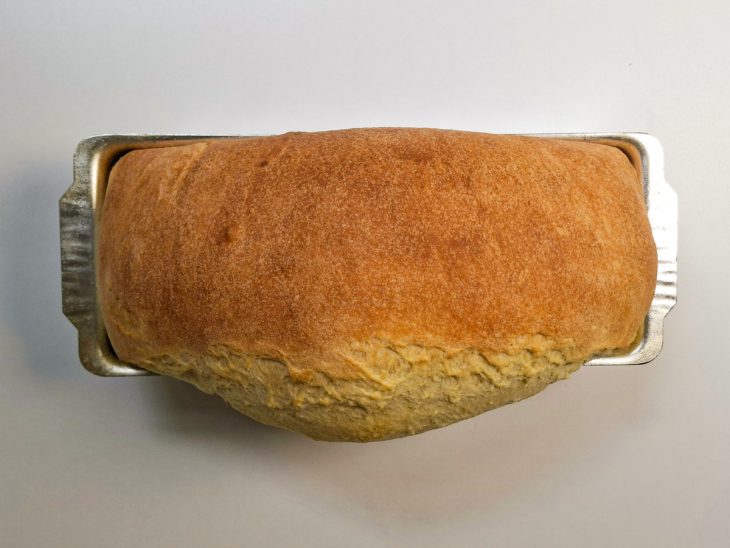 Pão assado e dourado ao sair do forno.