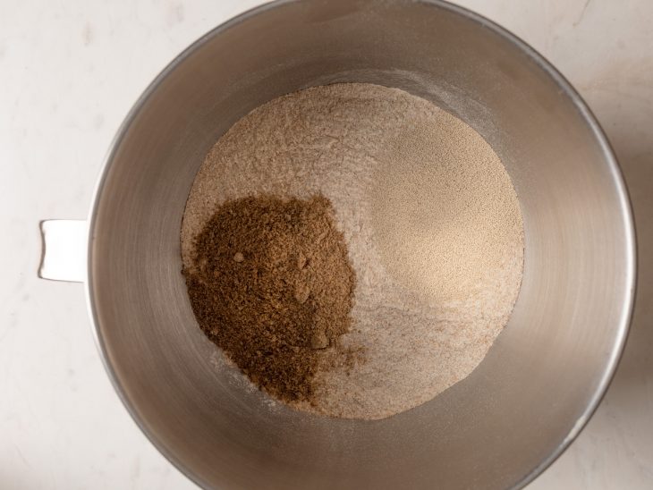 ingredientes secos da massa de pão integral caseiro misturados.