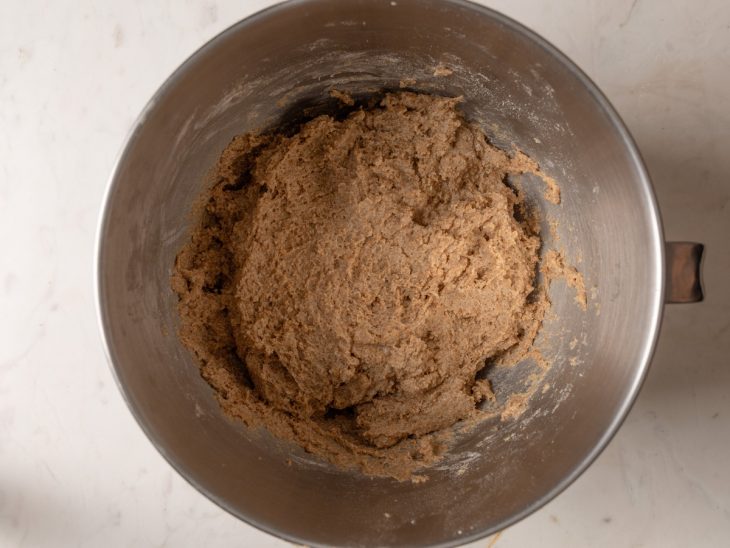 ingredientes líquidos misturados a massa de pão caseiro integral.