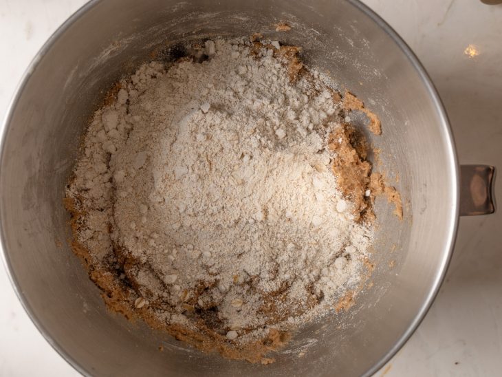 adição de aveia em massa de pão caseiro integral.